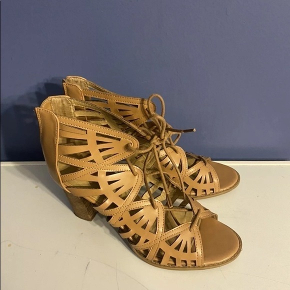 Report Gladiator Lace Up Open Toe Show Heel Sandals Size 8.5. - Picture 3 of 6